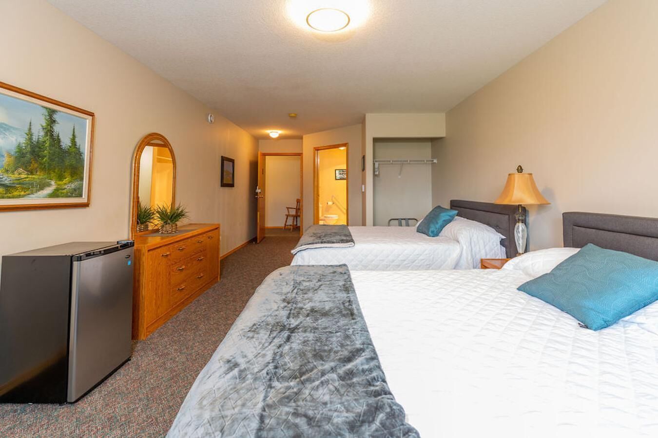 Sleeps 16-5 mins from Waterton Entrance-WCV-C