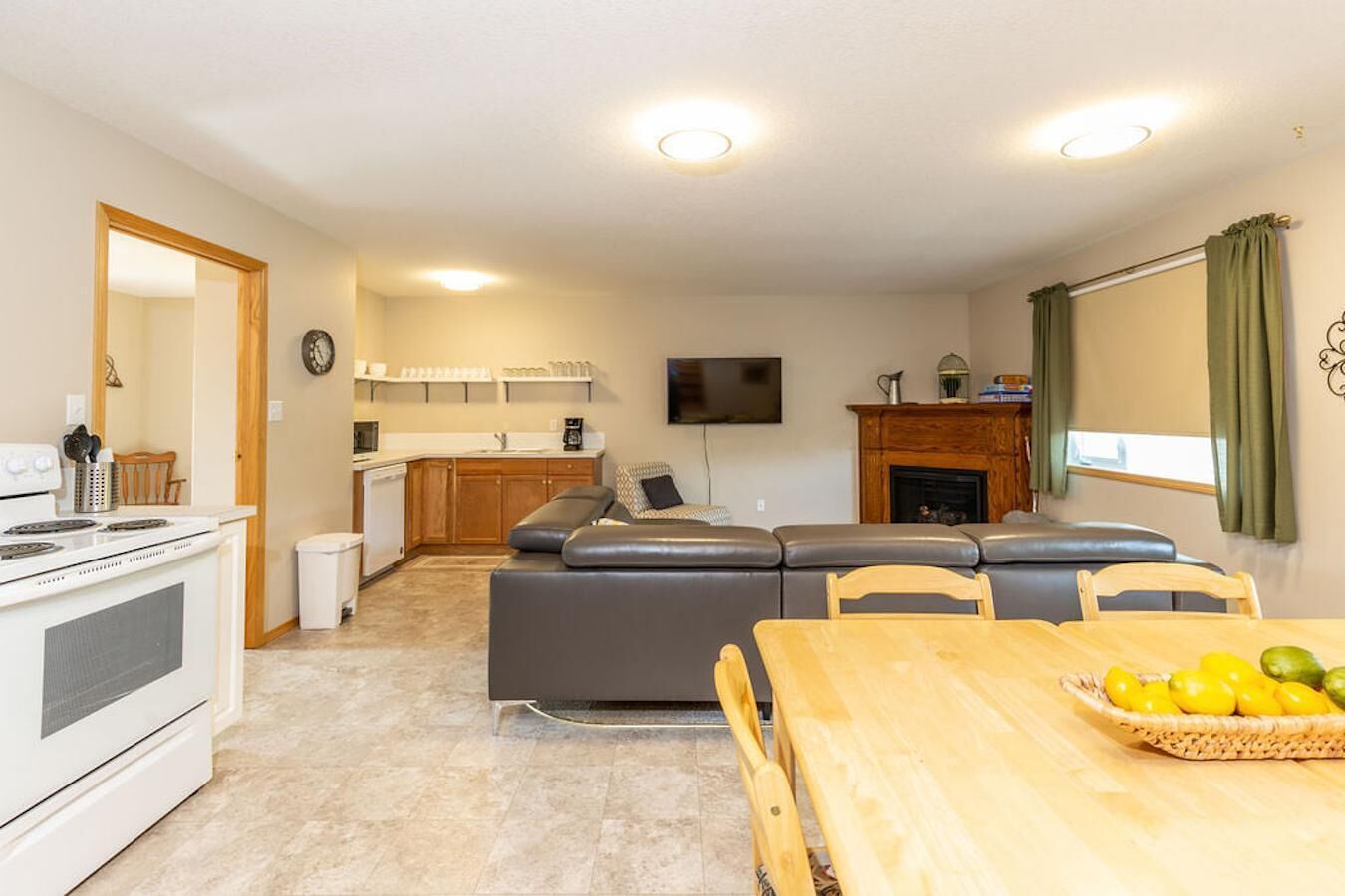 Sleeps 16-5 mins from Waterton Entrance-WCV-C