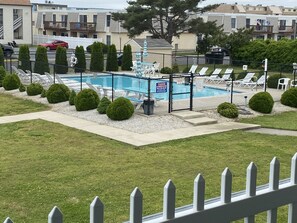 Outdoor pool - Fabulous one bedroom condo with pool and courtyard, 10-min walk to the beach (Ocean City)