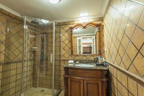 A bathroom with a shower, a sink, and a mirror. - Luyi Chengbao Hotel Tongling (Tongling)