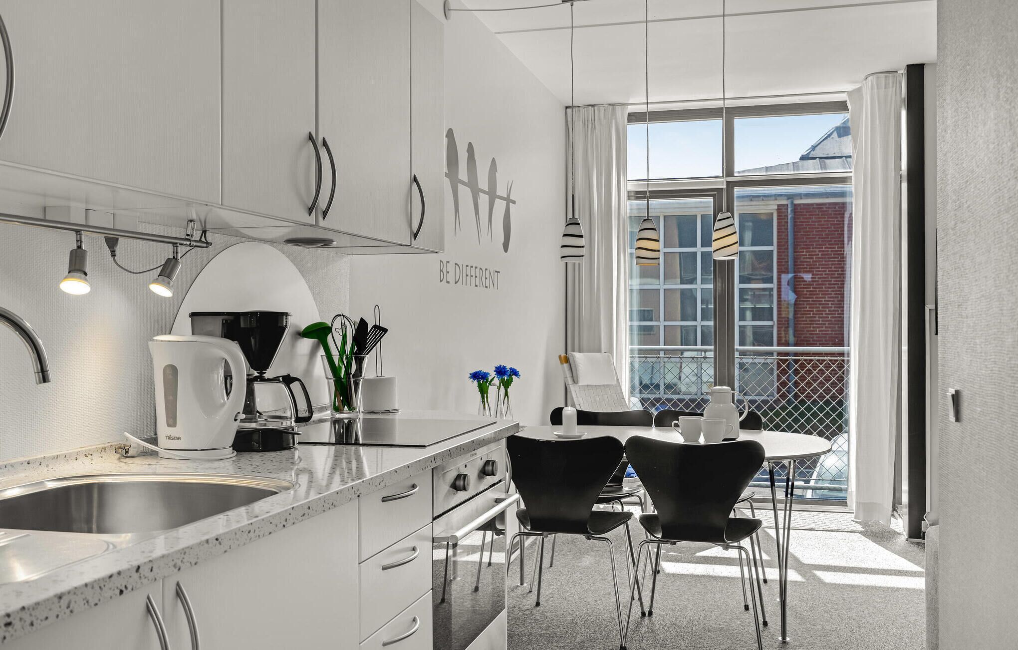 Jääkaappi, uuni, liesi, astianpesukone