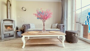 Smart-TV, Kamin, Tischtennisplatte, Bücher