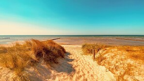 Nær stranden og solsenger