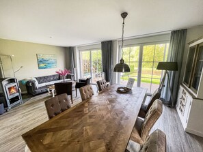 Smart-TV, Kamin, Tischtennisplatte, Bücher