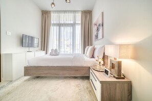3 makuuhuonetta, tallelokero huoneessa, silitysrauta/-lauta