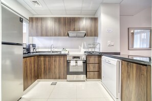 Wasserkocher mit Kaffee-/Teezubehör, Kühlschrank, Mikrowelle, Ofen