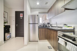 Cafetera y tetera, refrigerador, microondas y horno 
