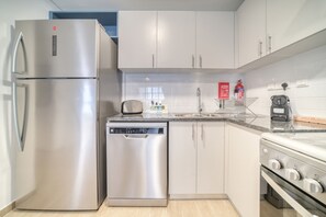 Kühlschrank, Mikrowelle, Ofen, Geschirrspüler