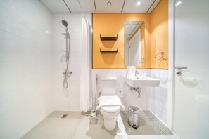 Een douche, een haardroger, handdoeken, zeep