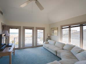 Living area - 6 Bedroom Oceanfront House (Bethany Beach)