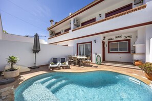 A two-story building with a swimming pool, outdoor seating, and a covered patio area. - CoolHouses Algarve Burgau | Casa Boa Vida (Burgau)