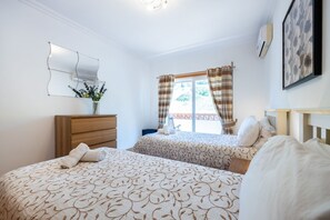 3 chambres, fer et planche à repasser, Wi-Fi, draps fournis