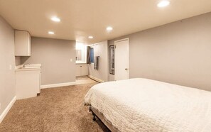 5 habitaciones, tabla de planchar con plancha, wifi y ropa de cama