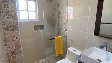 Chuveiro, toalhas de banho, sabonete