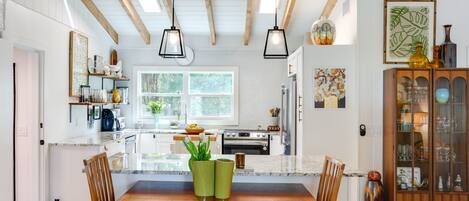 Fridge, microwave, stovetop, dishwasher