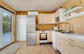 Frigorífico, microondas, placa de cocina y lavavajillas