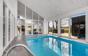 Indoor pool - Beautiful home in Nexø with kitchen (Nexø)