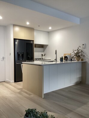 Fridge, oven, dining tables - In the Heart of Port Melbourne (Port Melbourne)