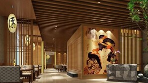 A traditional Japanese-style interior with tatami mat flooring, wooden sliding doors, and a mural of a geisha. - Mingdu Hotel (Zhenjiang)