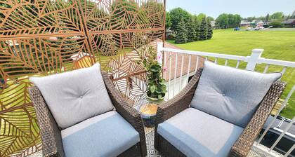 The Odd Dog Retreat w/HotTub, Kayaks, Bikes, Games