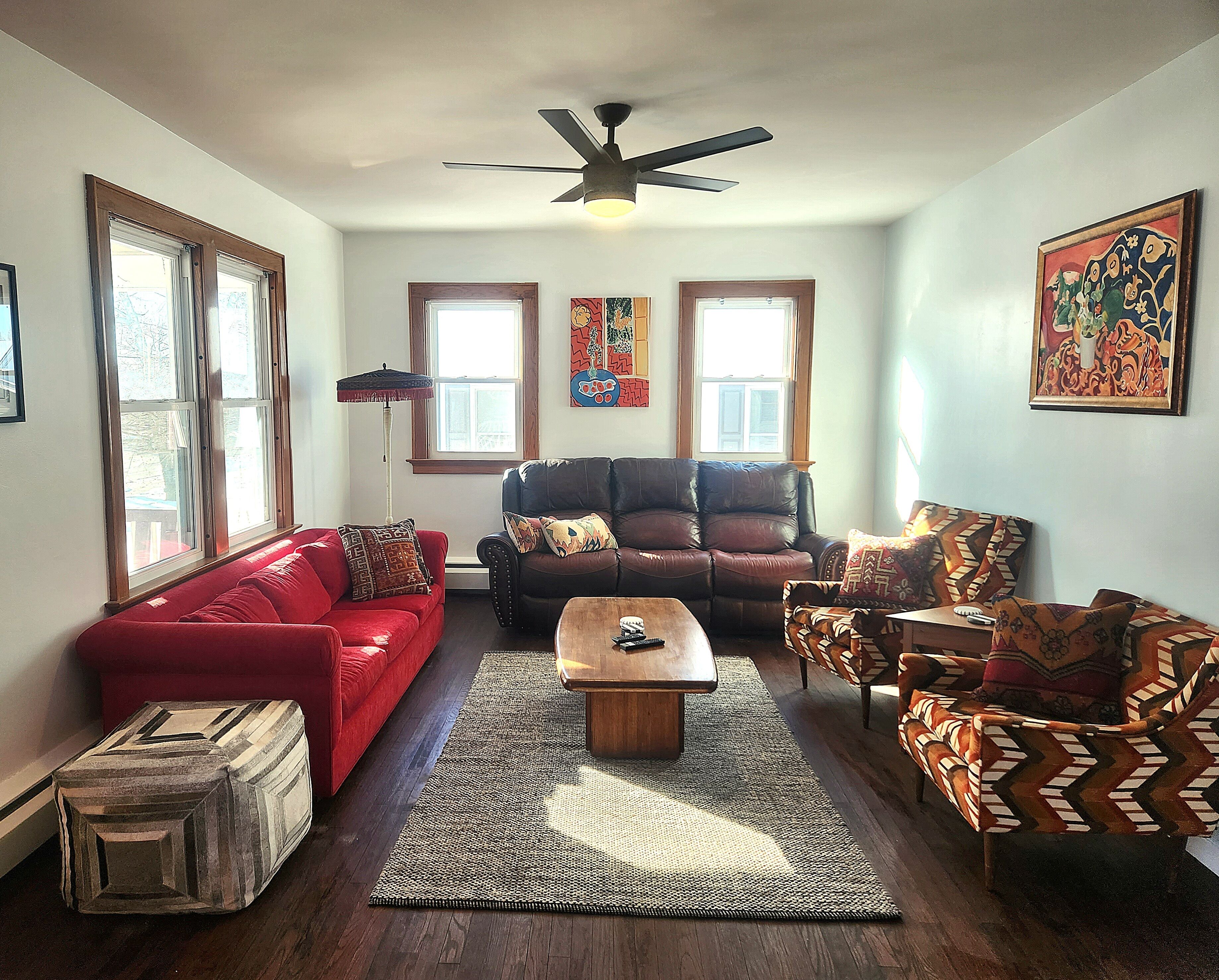 Smart TV, reproductor de DVD, libros y biblioteca musical 