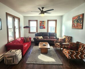 Älytelevisio, DVD-soitin, kirjoja, musiikkikirjasto