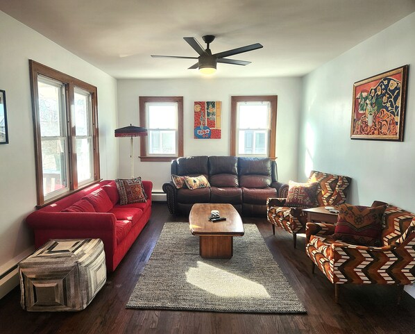 Smart-TV, DVD-Player, Bücher, Musikbibliothek