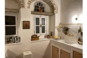 Fridge, oven, stovetop, coffee/tea maker