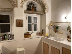 Fridge, oven, stovetop, coffee/tea maker