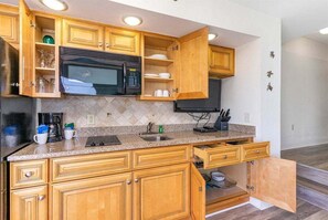 Kjøleskap, mikrobølgeovn, kokeplater og kaffetrakter/tekoker