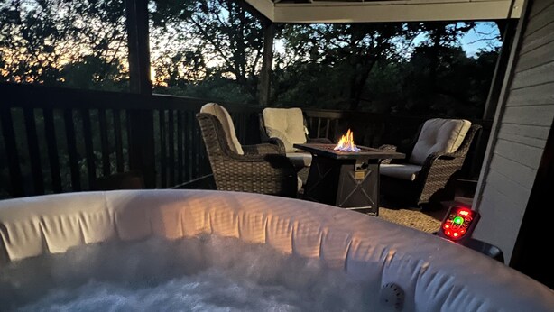 Outdoor spa tub - PERFECT GETAWAY cabin near Turner Falls & Lake of The Arbuckles. (Sulphur)