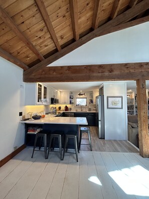 Mikrobølgeovn, oppvaskmaskin, kaffetrakter/tekoker og kjøkkenutstyr