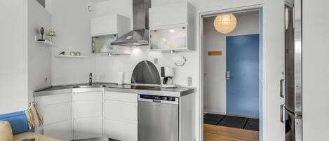 ثلاجة، فرن، موقد طهي مسطح، غسالة أطباق