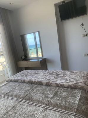 2 bedrooms, in-room safe, desk, iron/ironing board