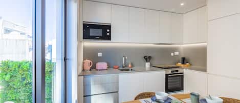 Kühlschrank, Mikrowelle, Herdplatte, Geschirrspüler