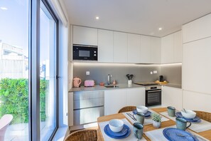 Kühlschrank, Mikrowelle, Herdplatte, Geschirrspüler