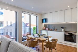 Fridge, microwave, stovetop, dishwasher - Pestana Apartments T1 Terrace  (Porto)