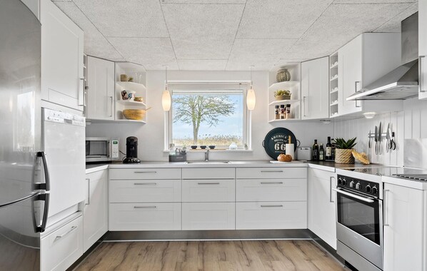 ثلاجة، موقد طهي مسطح، غسالة أطباق، ماكينة لصنع القهوة/الشاي