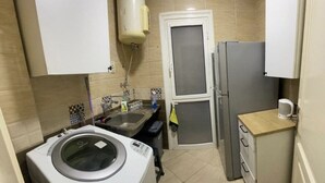 Appartamento Comfort, 2 camere da letto, vista giardino | Cucina privata | Frigorifero con congelatore, piano cottura, lavastoviglie