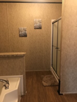 Handtücher, Seife, Shampoo, Toilettenpapier