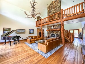 Living area - Luxurious Lodge cabin on private Airstrip  (Marion)