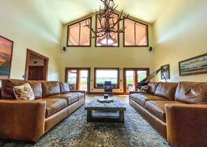 Living area - Luxurious Lodge cabin on private Airstrip  (Marion)