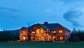 Exterior - Luxurious Lodge cabin on private Airstrip  (Marion)