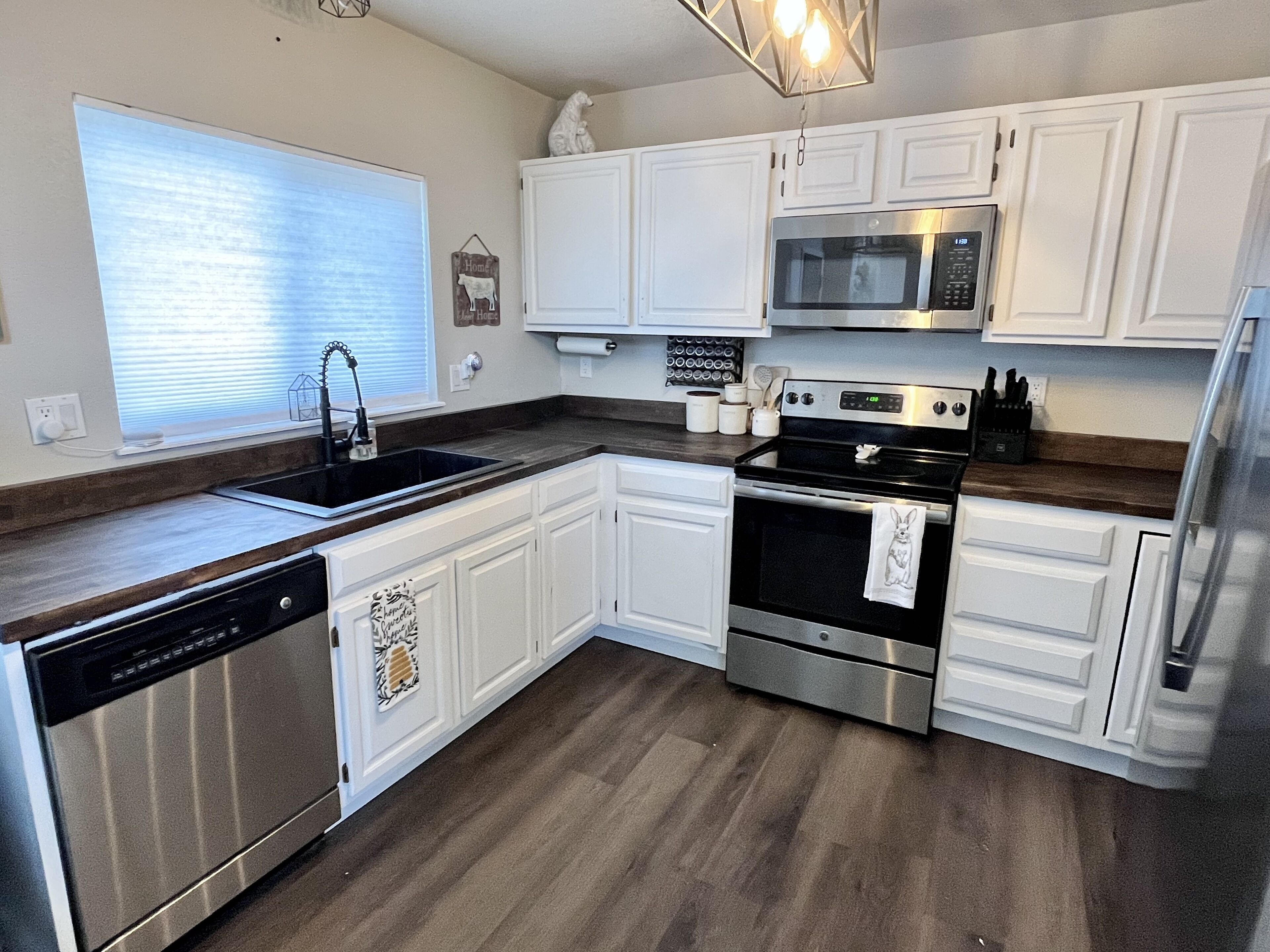 Beautiful 4Bdrm house near Peterson & AFA │ Fully fenced backyard