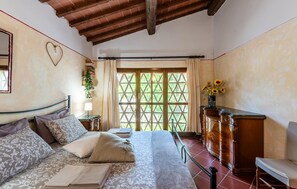 2 bedrooms, travel crib, free WiFi