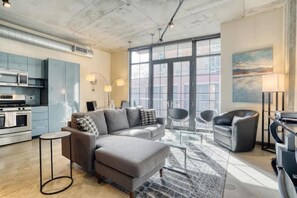 Living area - Desirable Studio in the Streetcar Lofts (Portland)