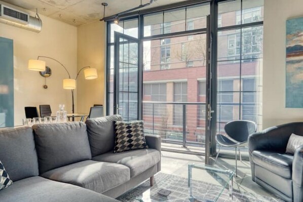 Living area - Desirable Studio in the Streetcar Lofts (Portland)