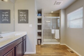 Hair dryer, towels, soap, shampoo - Great 3bd/2.5ba home in Mesa del Sol, Garage, Dogs (Albuquerque)