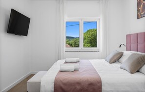 4 bedrooms, travel crib, free WiFi, bed sheets