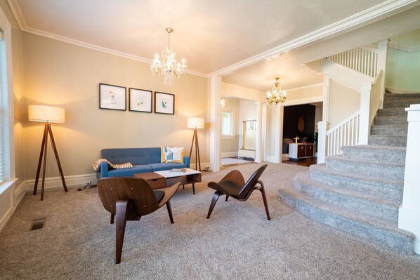 تلفزيون ذكي، مدفأة، كُتُب، مكتبة موسيقى